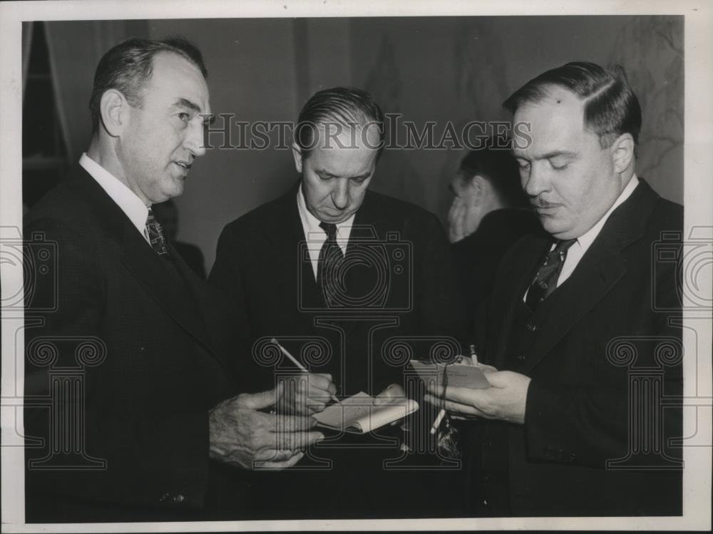 1938 Press Photo James Mead being interviewed by newsmen - nef59928 - Historic Images