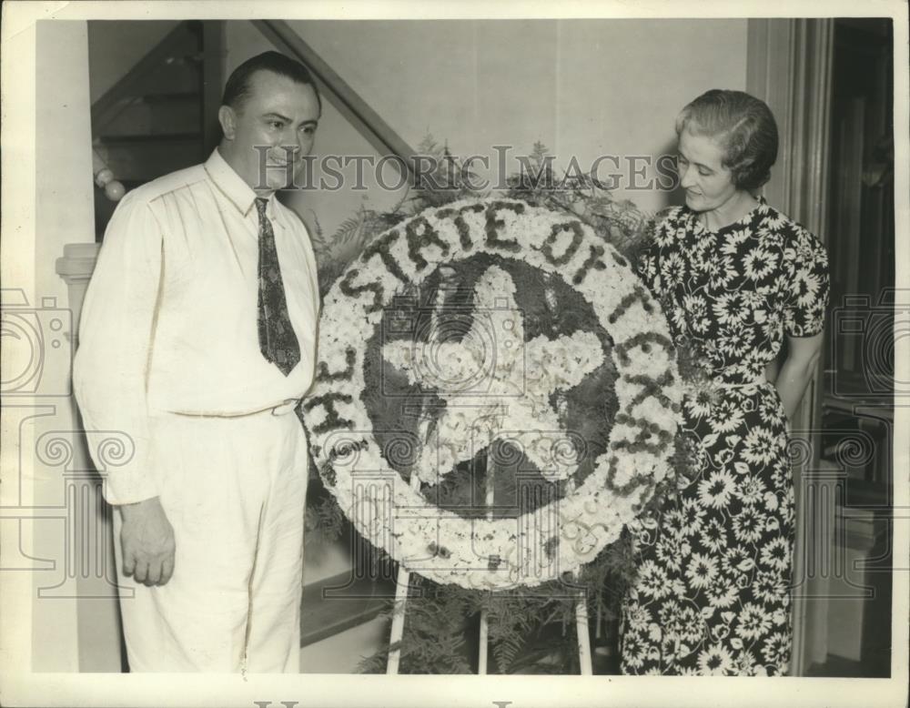1938 Press Photo Gov. Austin Lee O'Daniels of Texas with a wreath - nef60021 - Historic Images