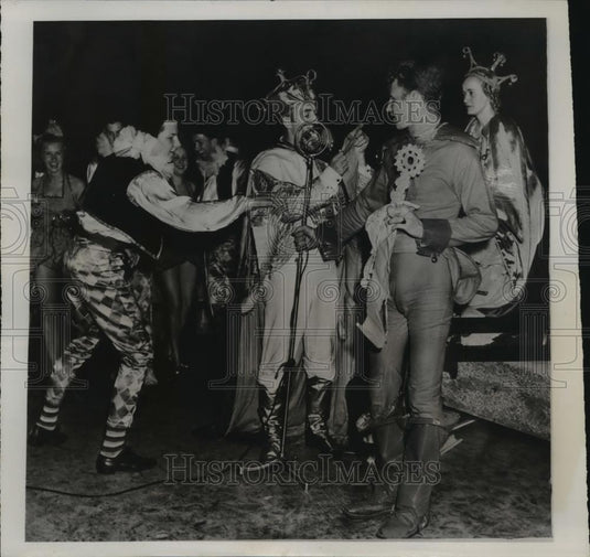 1938 Press Photo Jim McDonald Reads at the 11th Annual Rhododendron Festival - Historic Images