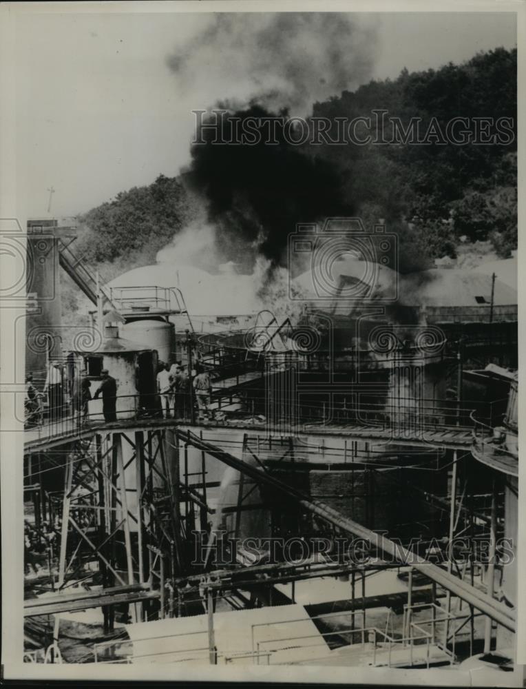 1939 Press Photo Four Men Injured After Explosion at Standard Oil Comp Refinery - Historic Images