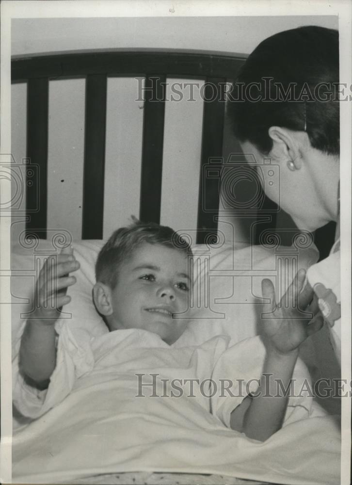 1939 Press Photo Alfred Leon Miller greets aunt Mrs. Sid Prow - nef62671 - Historic Images