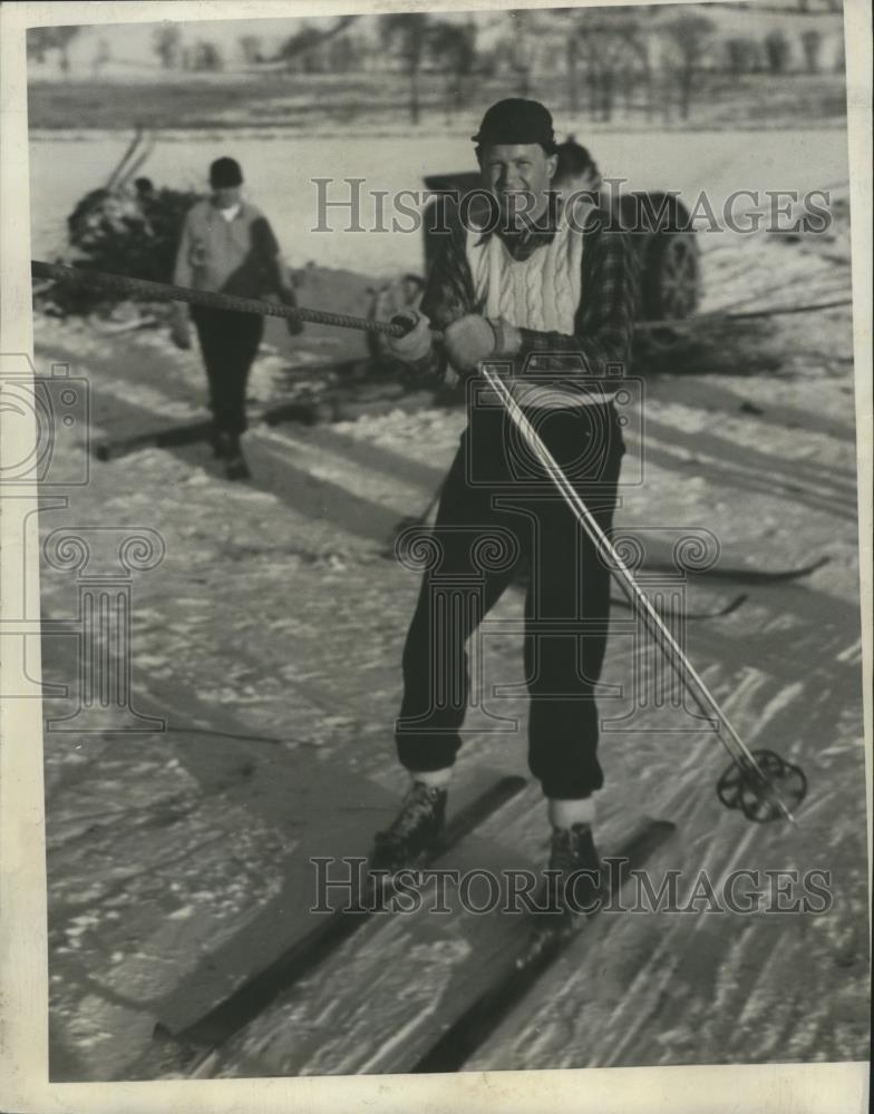 1939 Press Photo Dr. Sandy Holbrook skiing - nef60480 - Historic Images