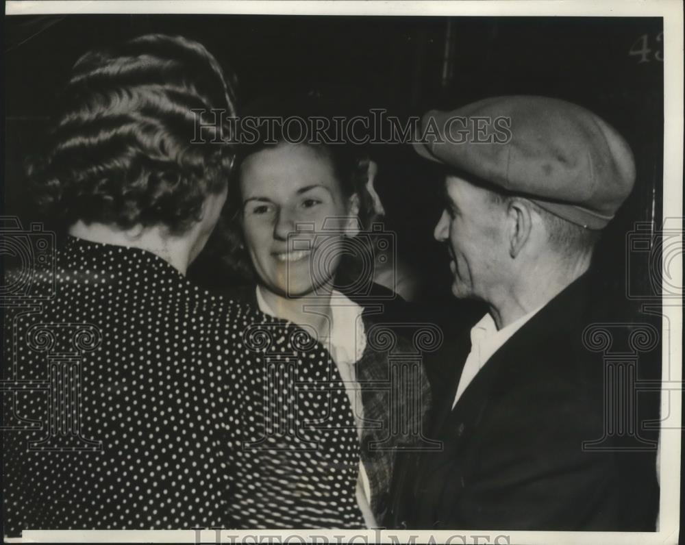 1939 Press Photo Helen Anderson met his father after 19 years Separation - Historic Images