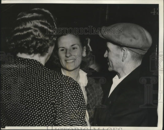1939 Press Photo Helen Anderson met his father after 19 years Separation - Historic Images