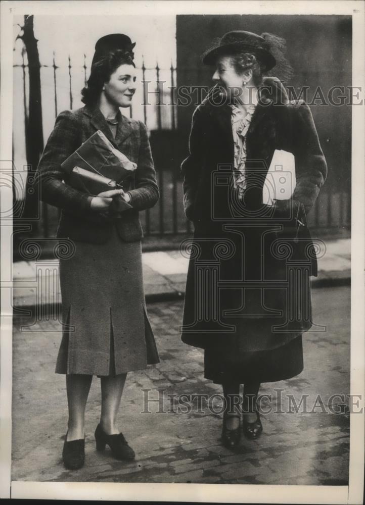 1939 Press Photo Mrs Neville Chamberlain &amp; Niece Valerie Cole at 10 Downing St - Historic Images