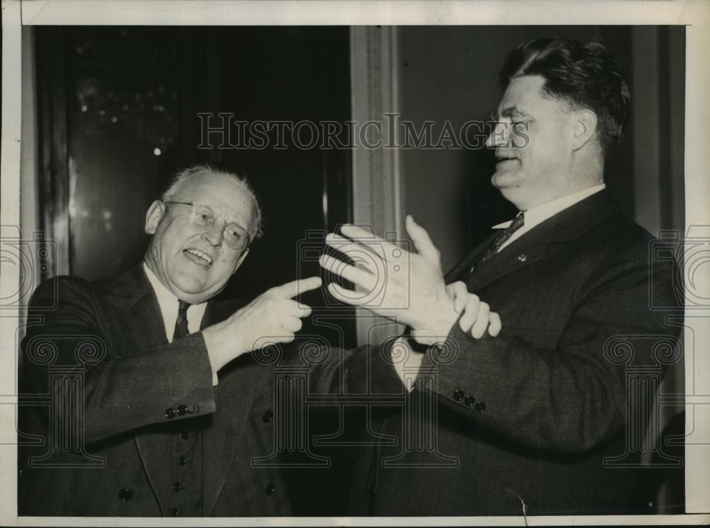 1939 Press Photo Geyer, Schafer take part in burlesque on house floor - Historic Images