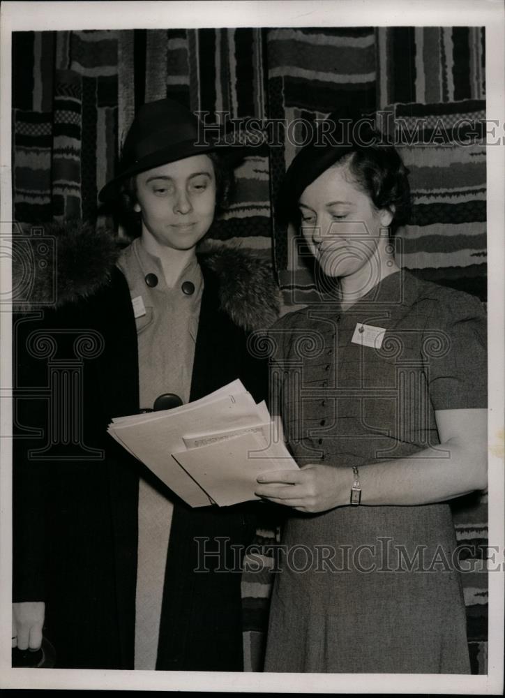 1939 Press Photo Gertrude Vermillion & Esther S Batchalder Attend 98th Meeting - Historic Images