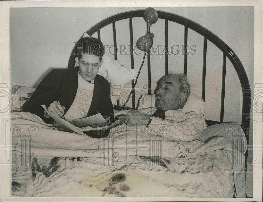 1940 Press Photo F.J. Arnold developed a contrivance to fit in the  end of a bed - Historic Images