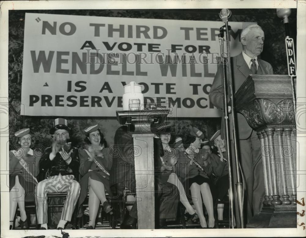 1940 Press Photo Janes Reed addresses a crowd at anti-third term rally - Historic Images