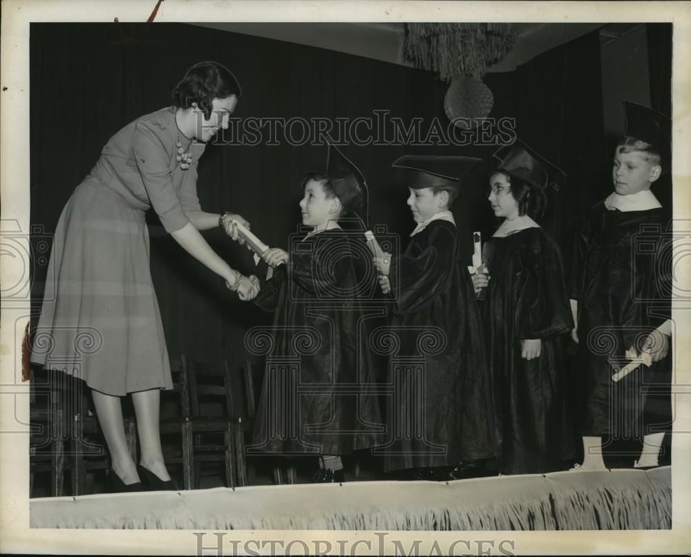 1940 Press Photo Graduation exercise of Public School Kindergarten at N.Y City - Historic Images