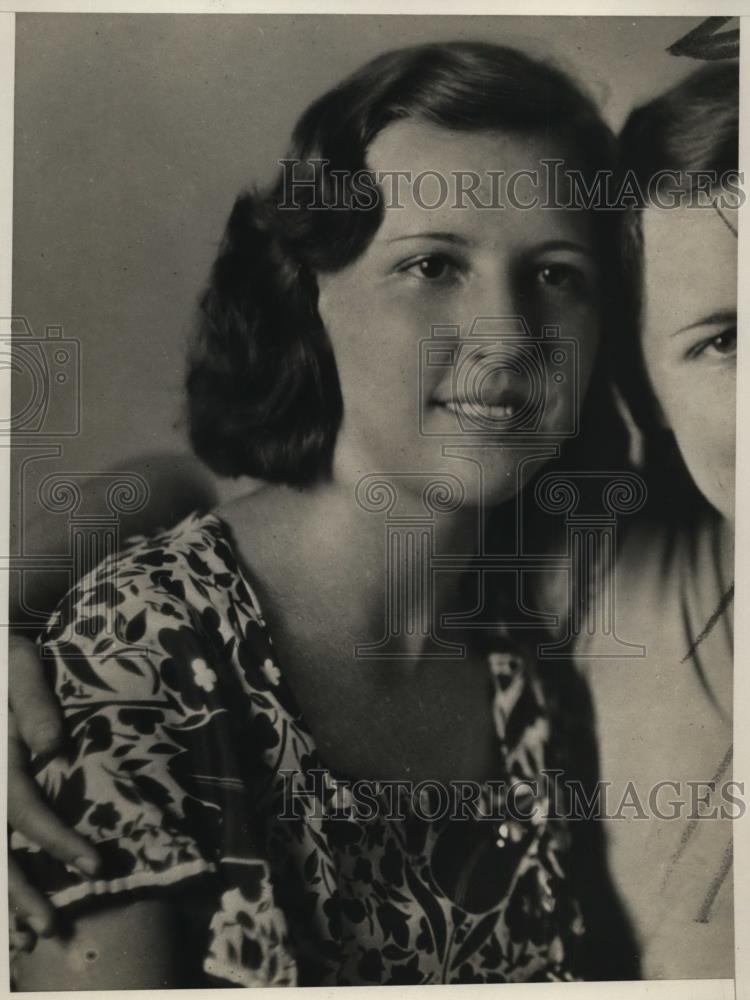 1932 Press Photo Francis DeLaney reunited with her sister - nef48070 - Historic Images