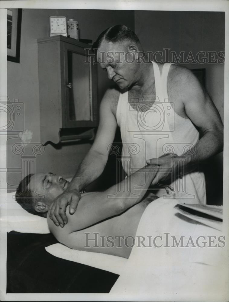 1935 Press Photo Trainer Lotshaw Rubbing Down Charlie Rook - nef61407 - Historic Images