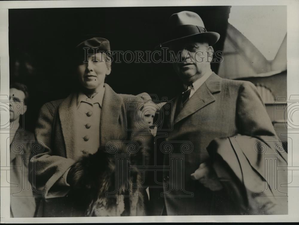 1938 Press Photo Harold Ickes &amp; Bride Jane Dahlman are Pictured as They Arrive - Historic Images