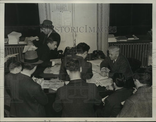 1938 Press Photo M.J. McDermott Informing Press of Events Following Bombing - Historic Images
