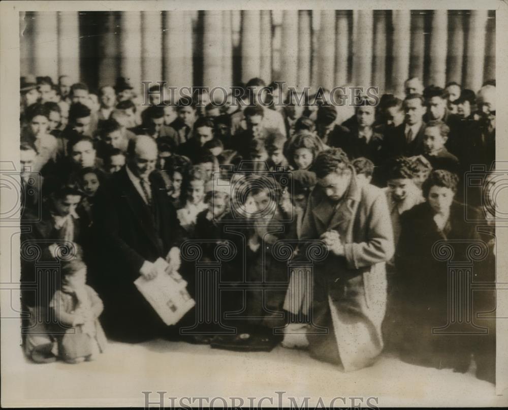 1939 Press Photo St Peters Church, Rome Mourners for Pope Pius XI - nef60583 - Historic Images