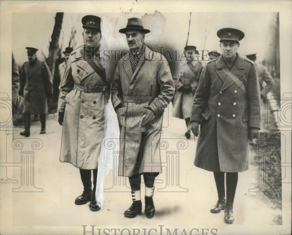 1940 Press Photo Neville Chamberlain chatting with General the Viscount Gort - Historic Images