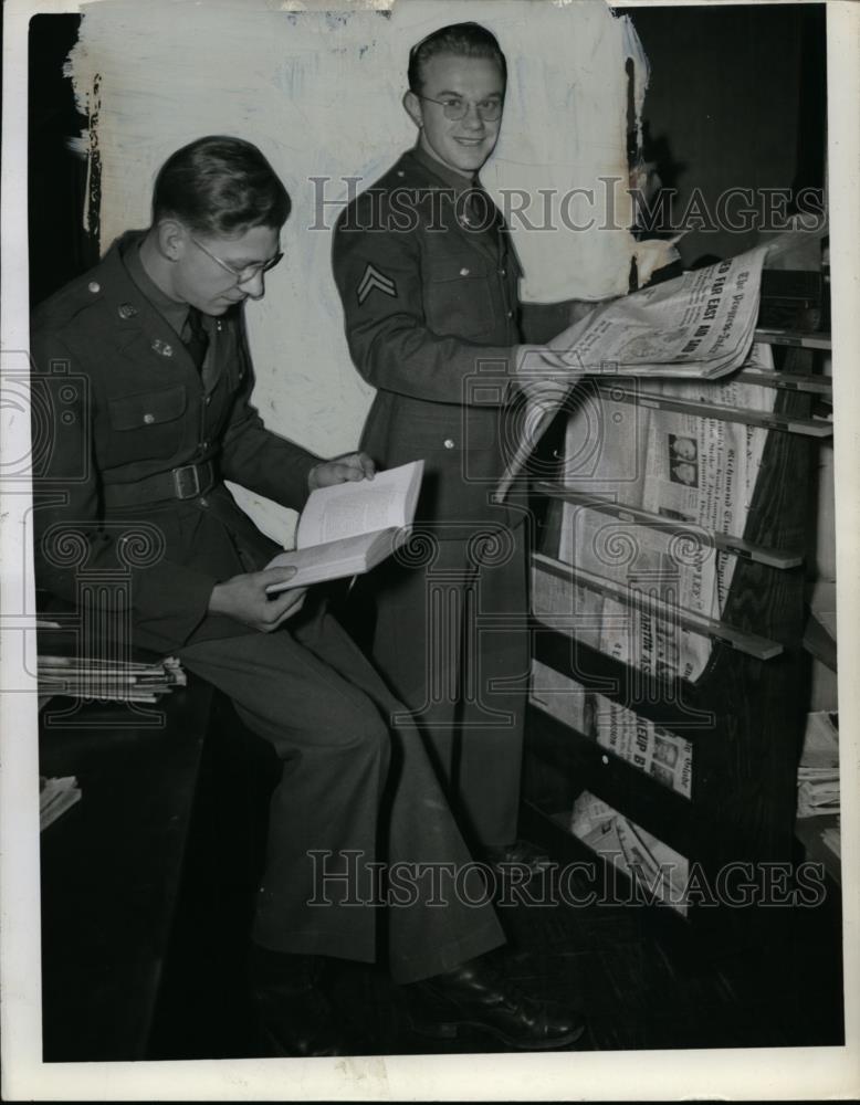 1942 Press Photo Privates Raymond W. Knight, Pater G. Slobodzian Reading - Historic Images