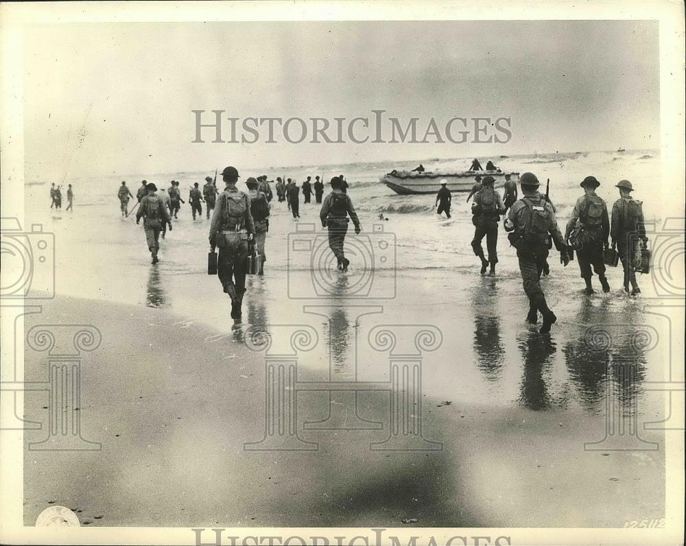 1942 Press Photo US Troops Rehearsing Invasion of Africa Return to Barge - Historic Images