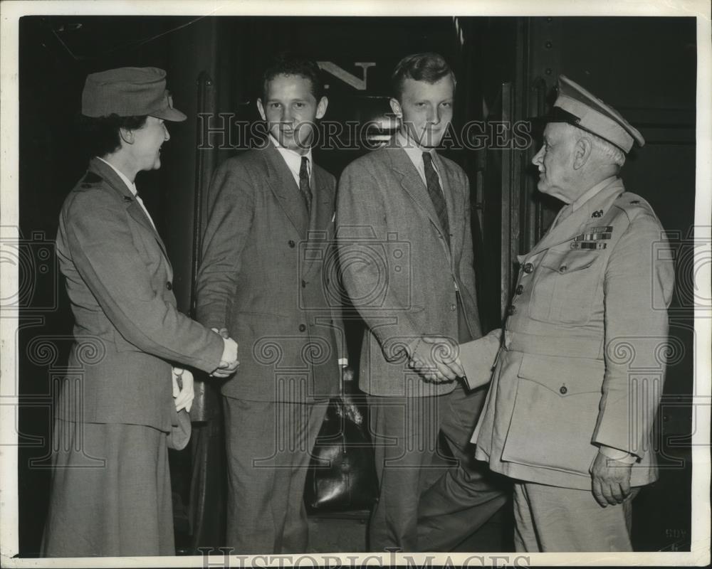 1943 Press Photo General Water N. Hill &amp; Sons Stephen Peter, Walter Jr. in D.C. - Historic Images