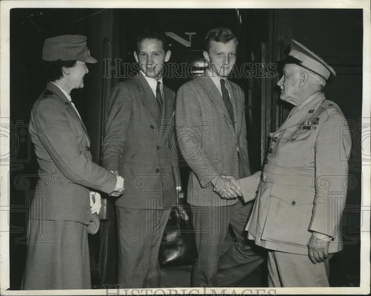 1943 Press Photo General Water N. Hill & Sons Stephen Peter, Walter Jr. in D.C. - Historic Images