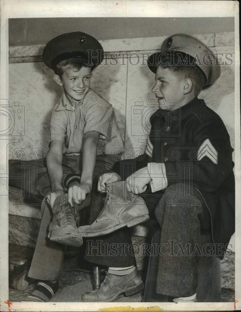 1945 Press Photo "Pvts" Gary Peterson & Arthur Holton Pocket Size Leathernecks - Historic Images