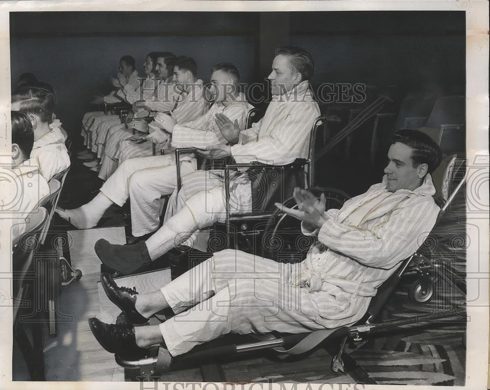 1949 Press Photo Great Lakes Naval Hospital theater with movable foot rest - Historic Images