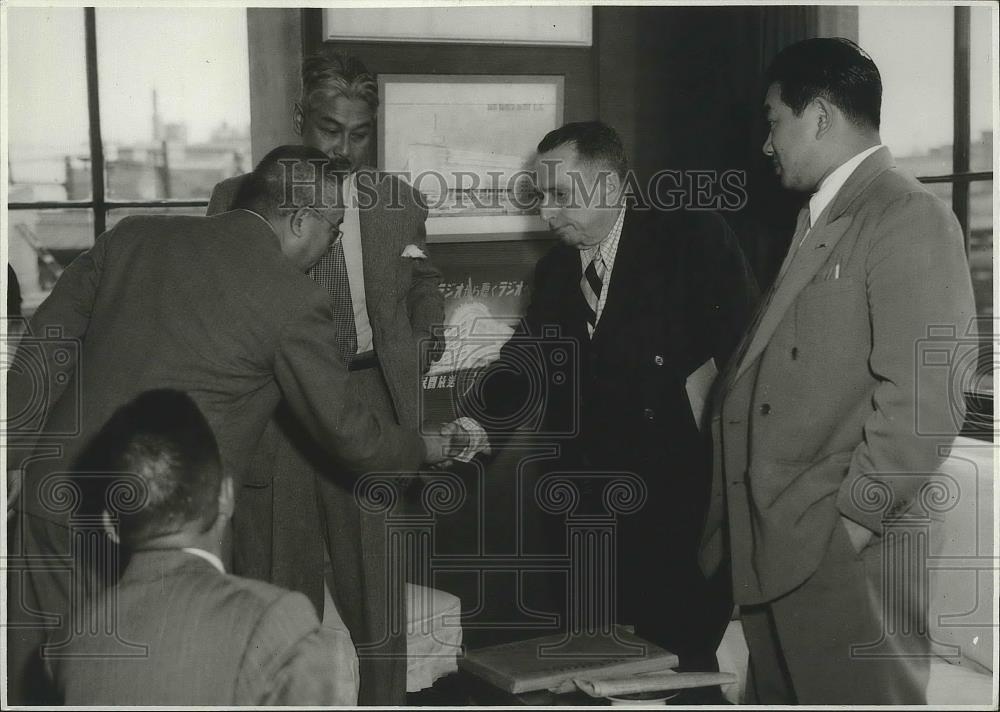 1950 Press Photo Taylor Spink Meets Officials of Mainichi Tokyo Newspaper - Historic Images