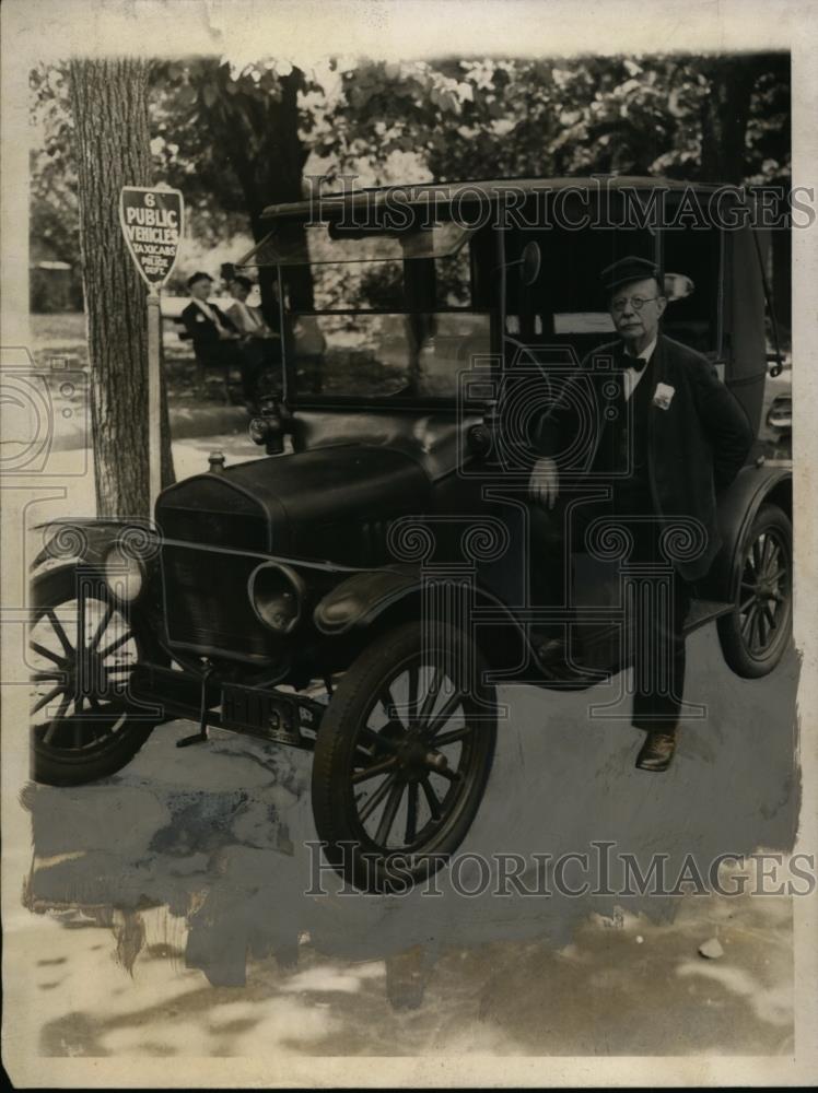 1928 Press Photo Burton Lee Brown, Has 42-Year Clean Driving Record, Washington - Historic Images