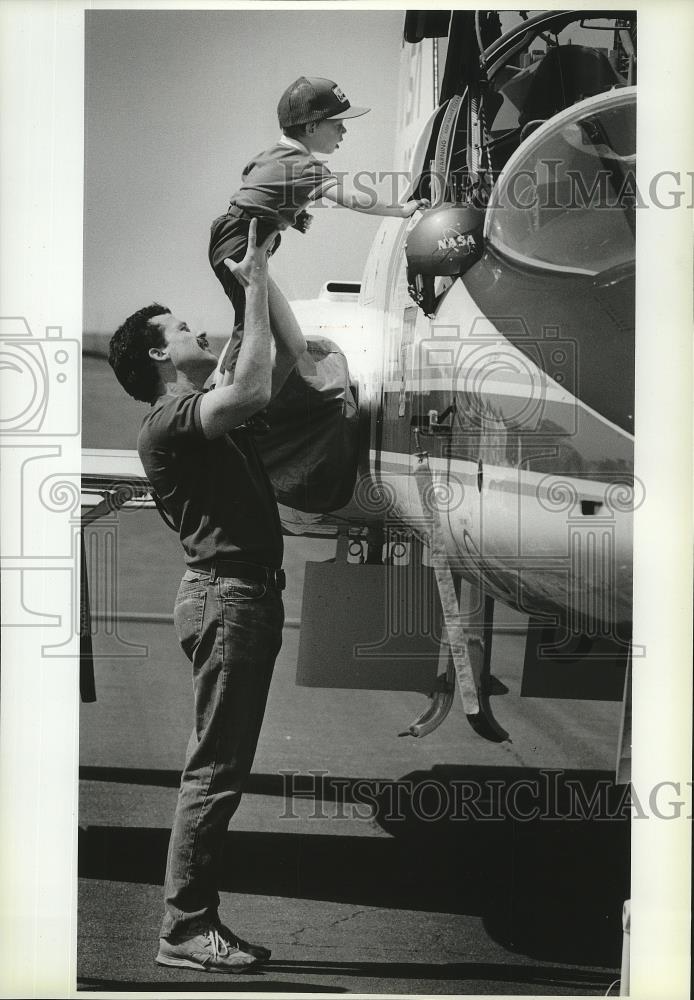 1987 Press Photo Dave Goicoechea &amp; son John Check out NASA T38 trainer aircraft. - Historic Images