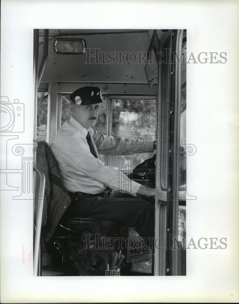 1989 Press Photo John Karling welcomes riders aboard his minibus. - spa36909 - Historic Images
