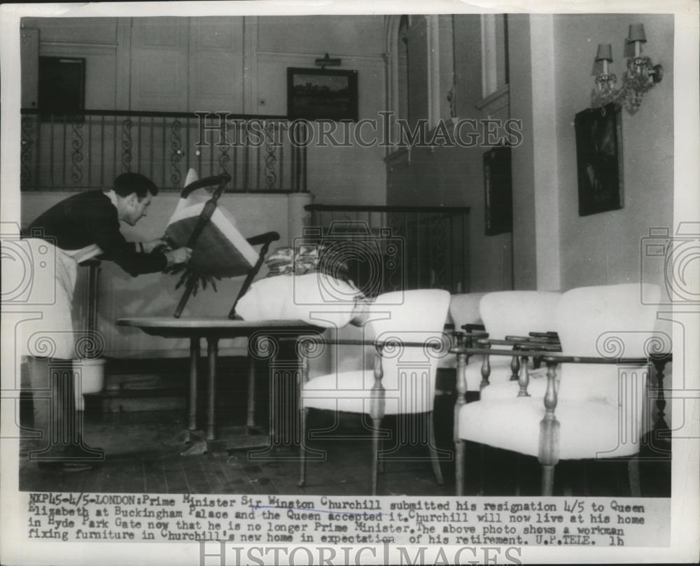 1955 Press Photo Workman fixing furniture in Winston Churchill&#39;s new home - Historic Images