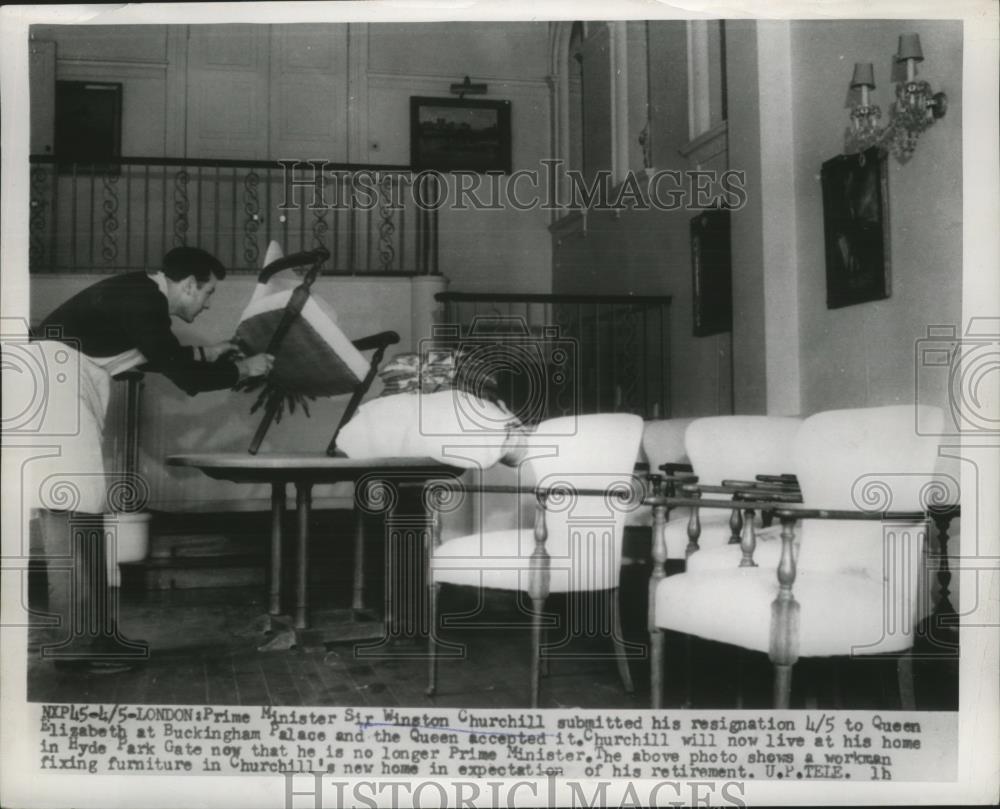 1955 Press Photo Workman fixing furniture in Winston Churchill's new home - Historic Images