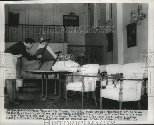 1955 Press Photo Workman fixing furniture in Winston Churchill's new home - Historic Images