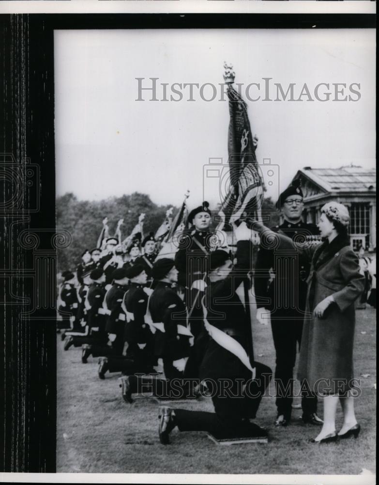 1960 Press Photo Queen Elizabeth - nef27367 - Historic Images