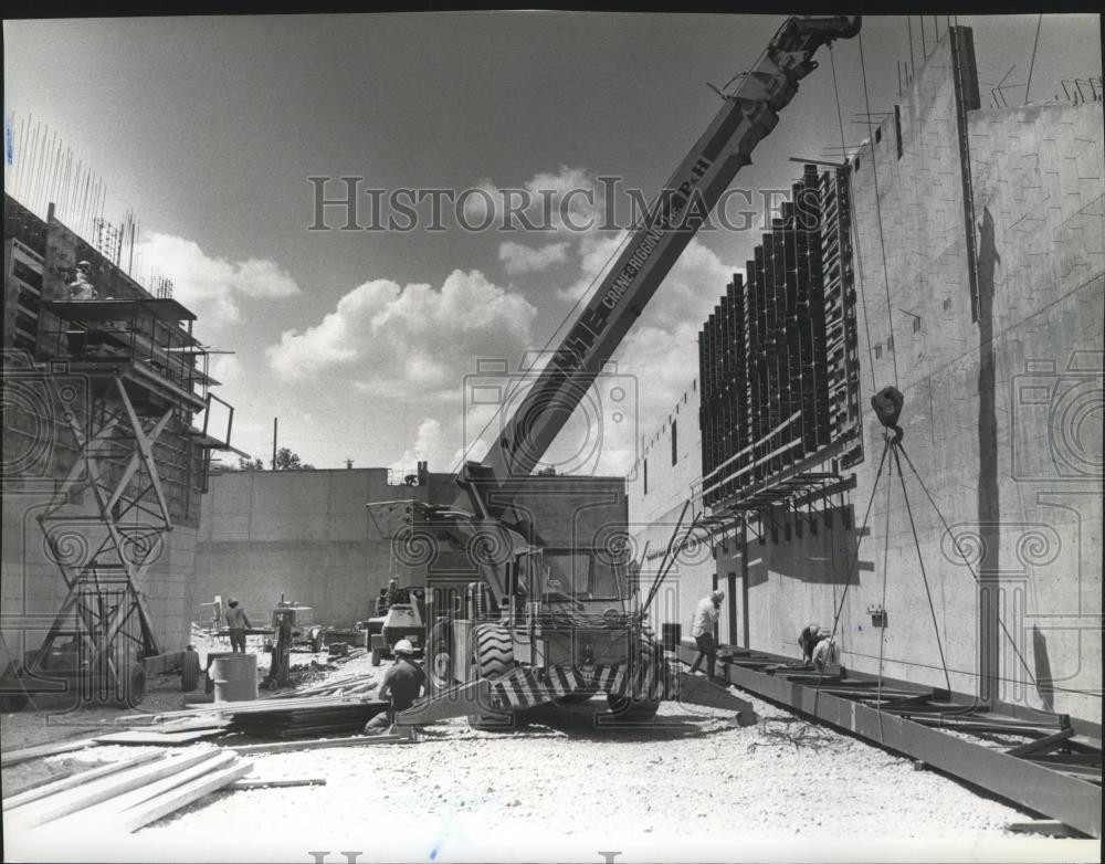 1980 Press Photo Construction workers in a busy day at the construction site - Historic Images