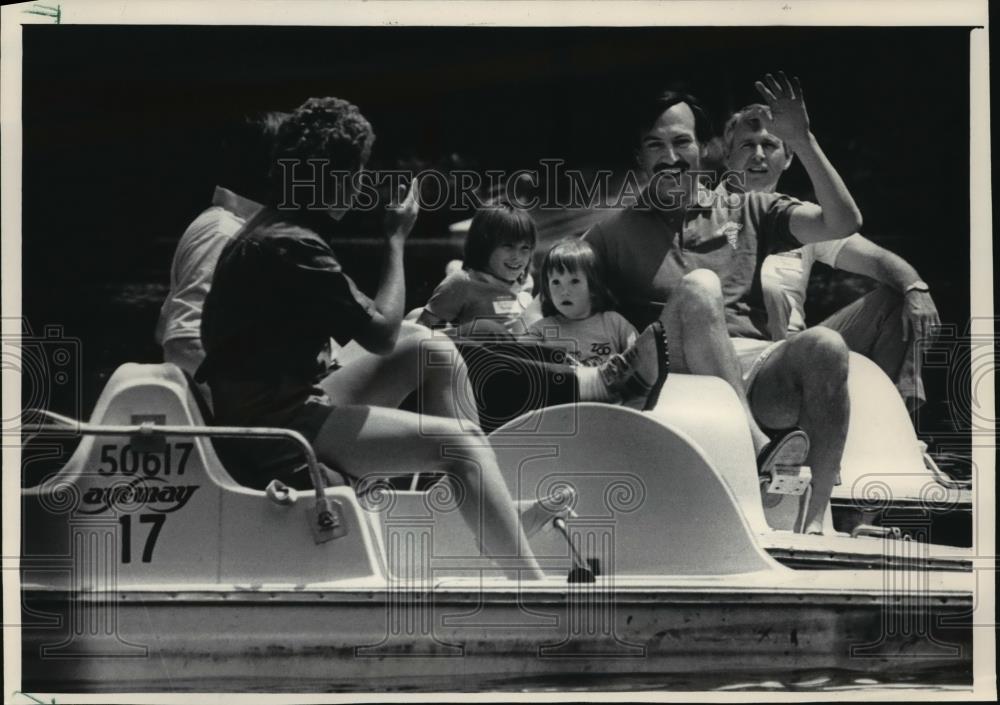 1984 Press Photo County Board Supervisor Fred N. Tabak in Paddleboat Race - Historic Images