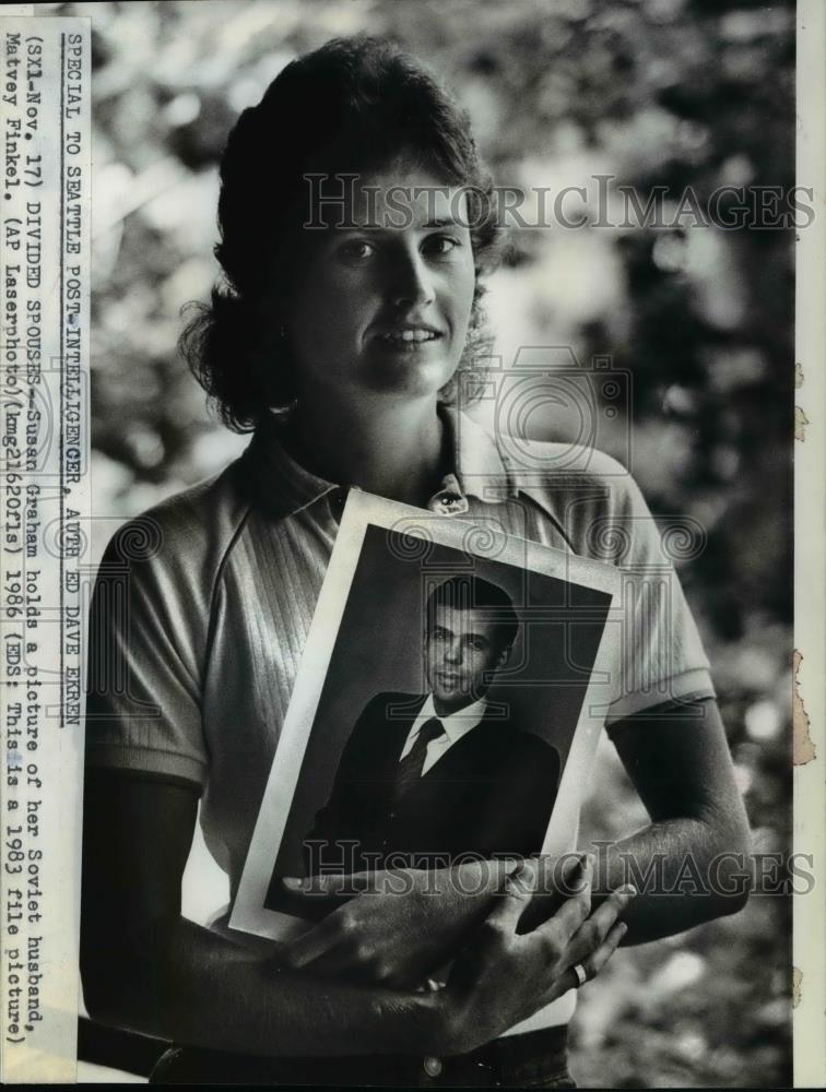 1986 Wire Photo Susan Graham holds a picture of her husband, Matvey Finkel - Historic Images