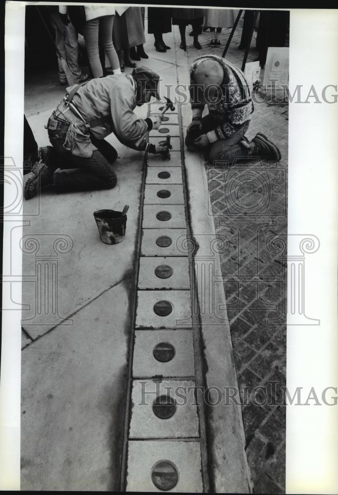 1989 Press Photo Mr. Cary and Mr. Johnson install medallions by Centennial Trail - Historic Images