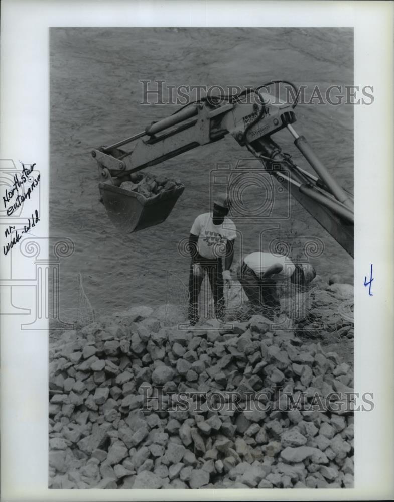1990 Press Photo Northstar Enterprise crew works at Centennial Trail - Historic Images