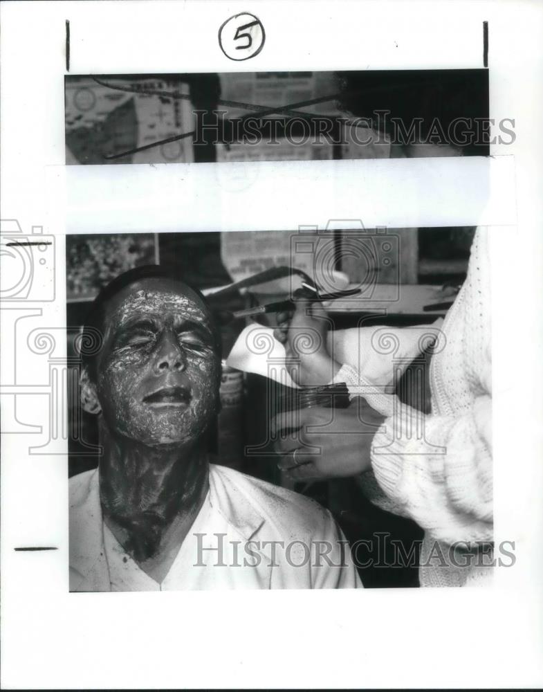 1986 Press Photo Brian Albrecht transformed from editor to mad doctor assistant - Historic Images