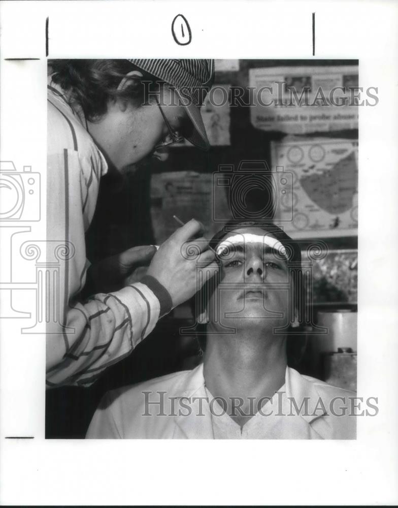 1986 Press Photo Brian Albrecht transformed into mad doctor assistant - Historic Images