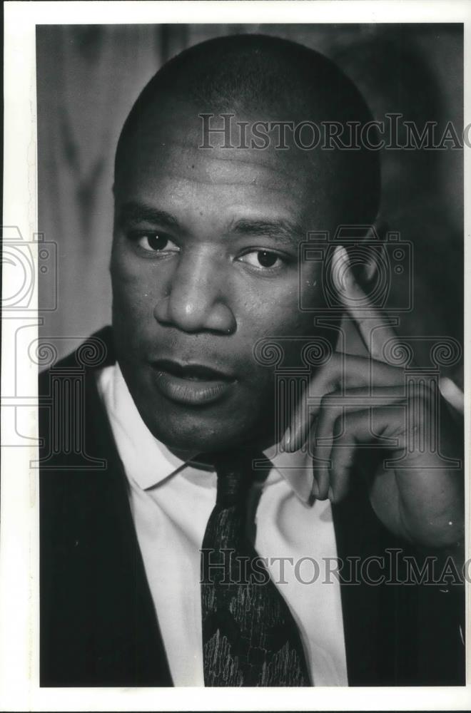 1990 Press Photo Hanford Dixon during news conference - cva09566 - Historic Images