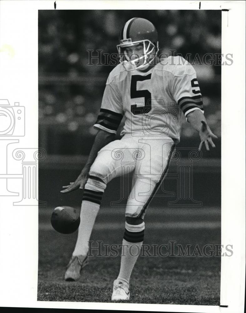 1987 Press Photo George Winslow, hits his first punt as a brown in the second - Historic Images
