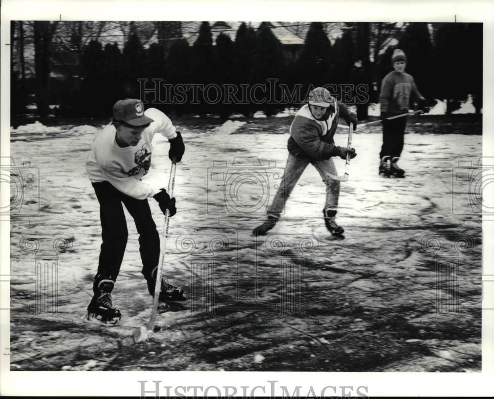 1990 Press Photo Jason Henry, Brian Topa during the impromptu hockey - Historic Images