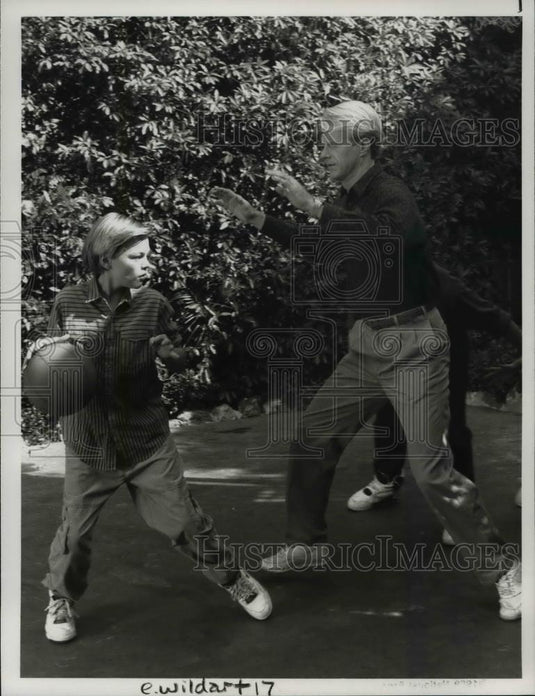 1990 Press Photo Ed Begley Jr. aims to block his nephew Leonardo Di Carpio - Historic Images