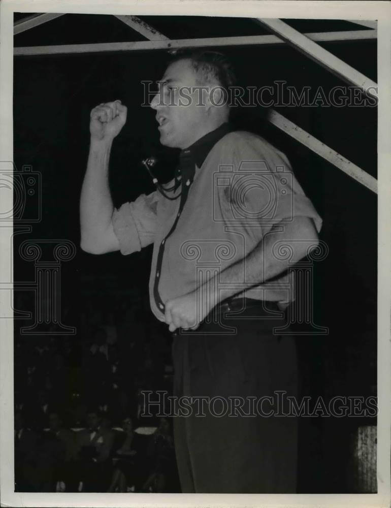 1950 Press Photo Referee Hal Lebovitz during a game - cvb04047 - Historic Images