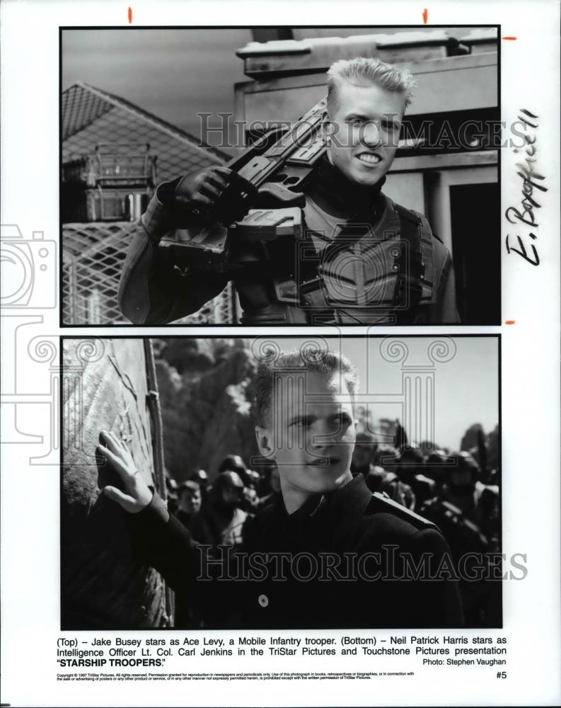 1997 Press Photo Jake Busey and Neil Patrick star in the Starship Troopers - Historic Images