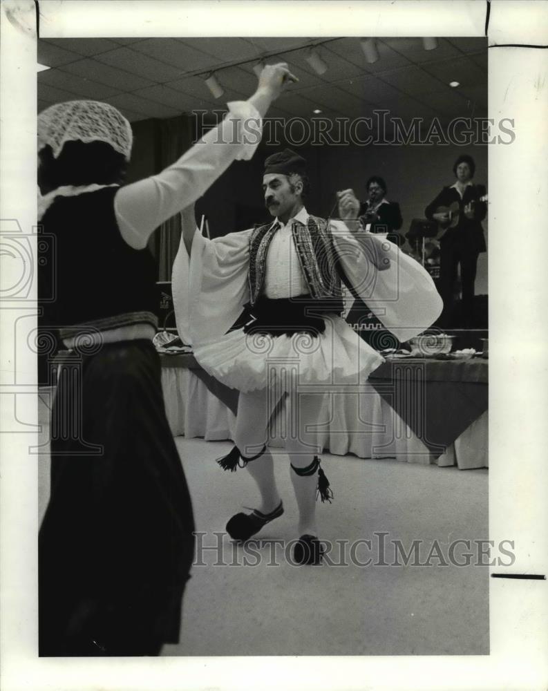 1984 Press Photo Athan Labropoulos, Greek dancing - cvb14595 - Historic Images