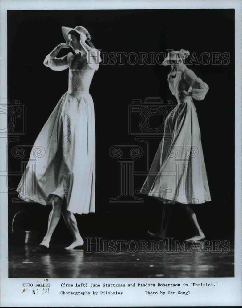 1985 Press Photo (from left) Jane Startzman and Pandora Robertson in &quot;Untitled. - Historic Images