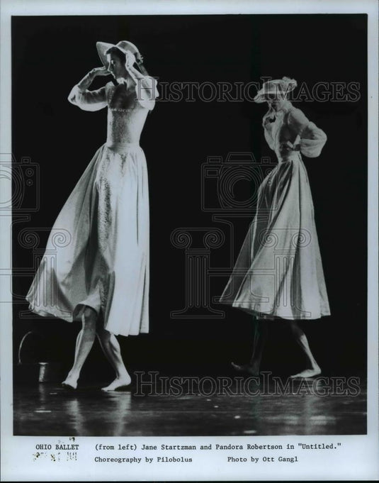 1985 Press Photo (from left) Jane Startzman and Pandora Robertson in "Untitled. - Historic Images